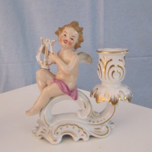 antiker Kerzenleuchter mit einem Engel