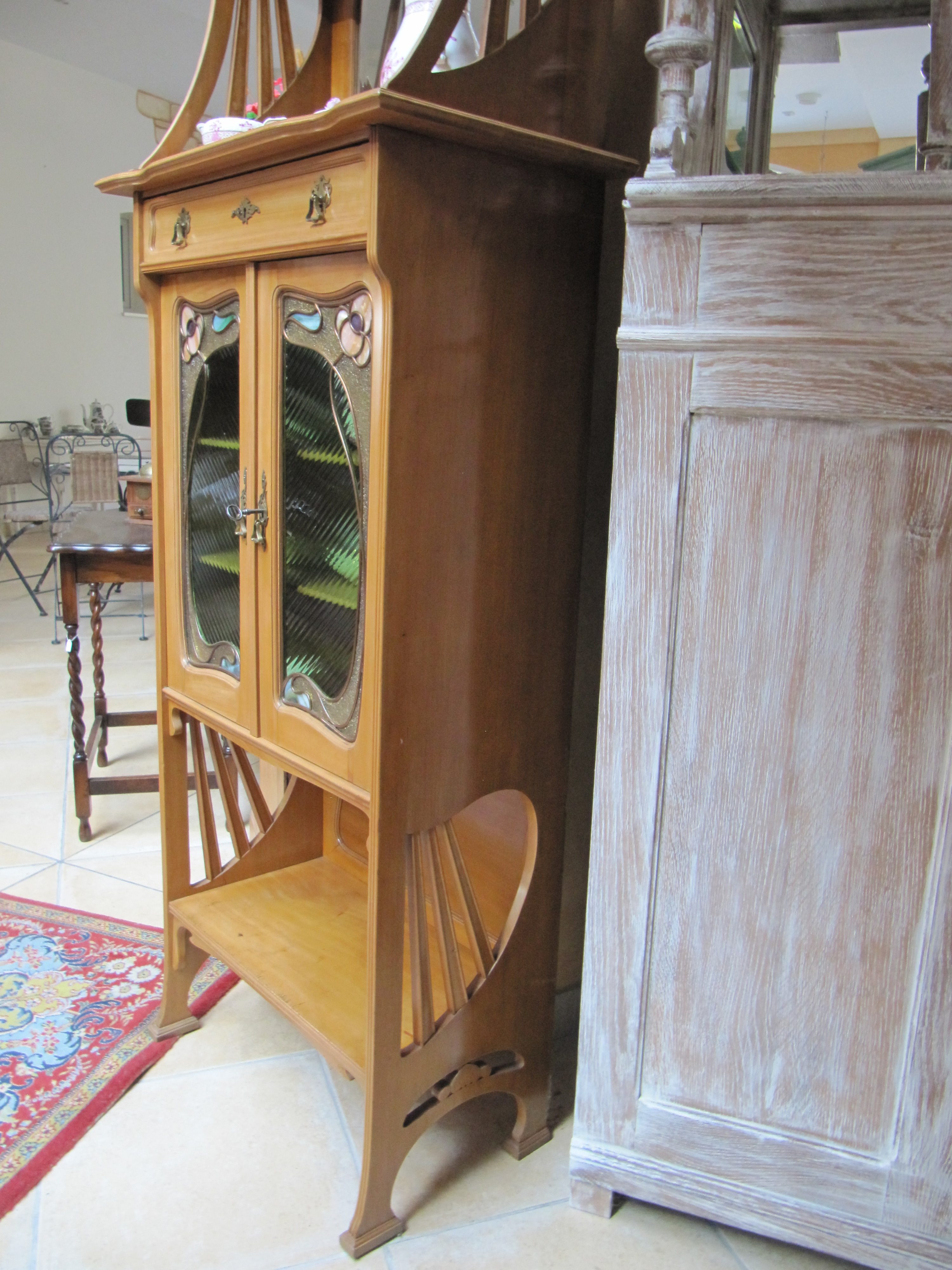 Ausgefallenes Art Nouveau Möbel Zierschrank Vertiko in