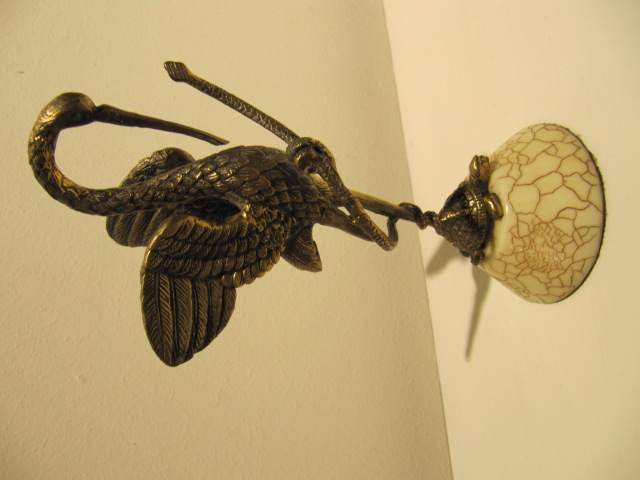 Briefbeschwerer Bronzeskulptur Kranich mit Schlange auf einer Schildkröte stehend