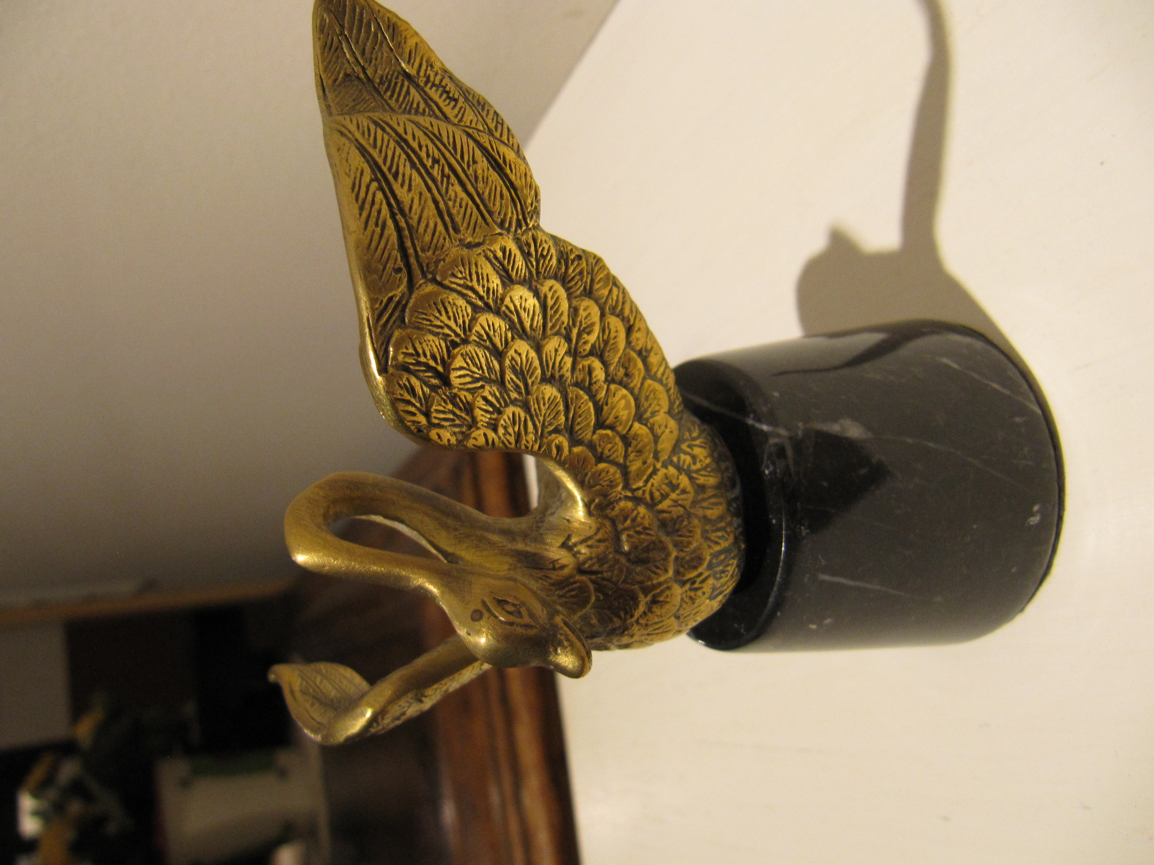 Briefbeschwerer Schwan in Bronze auf einem Marmorsockel sitzend